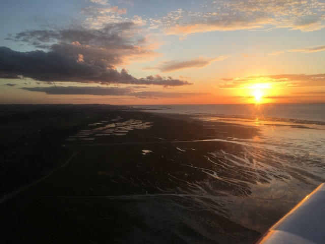 Vuelo en avión al atardecer 