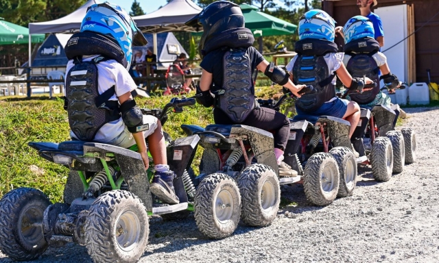 Carrera de cuatrimotos para niños 