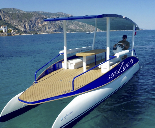  Nuestro catamarán con energía solar, listo para servirle 