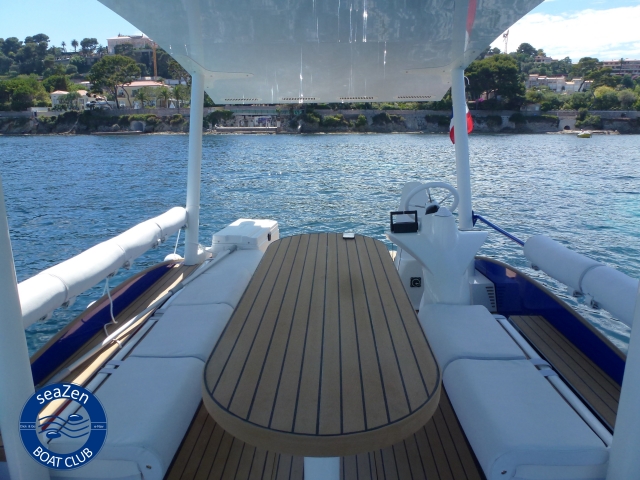  Disfrule de una amplia mesa en el barco Seazen 