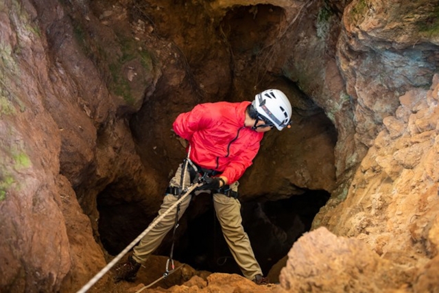  Rappel en actividad de espeleología 