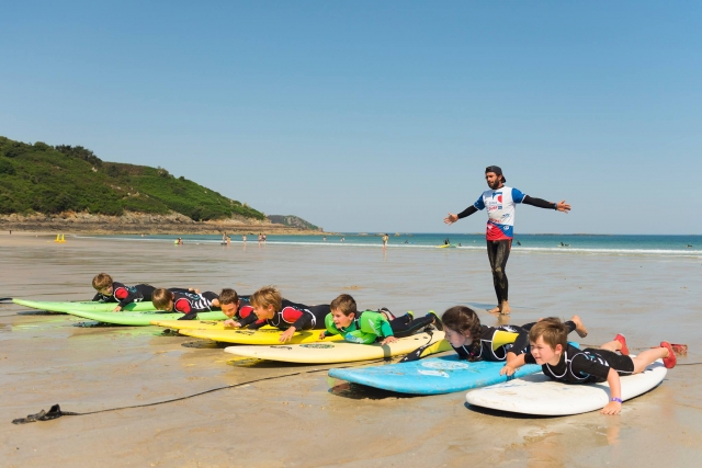  Nuestros instructores le enseñarán todos los pasos para surfear