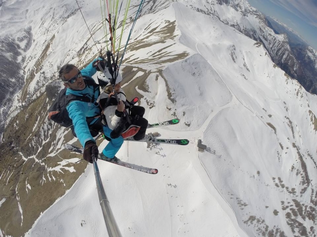 Aprovecha la nieve para volar en parapenle en un entorno único 