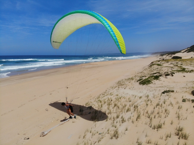  Vuelo en parapenle rodeado de una vista panorámica 