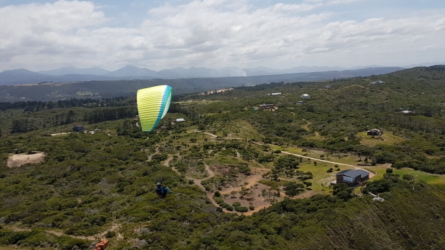  Explora paisajes impresionantes a bordo de nuestro parapenle 