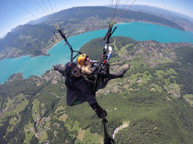  Vuelo en parapenle sobre el lago de Annecy 