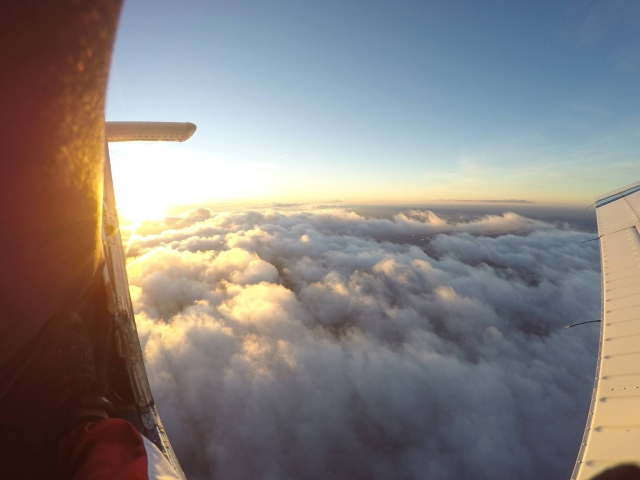  Abriendo la puerta del avión 
