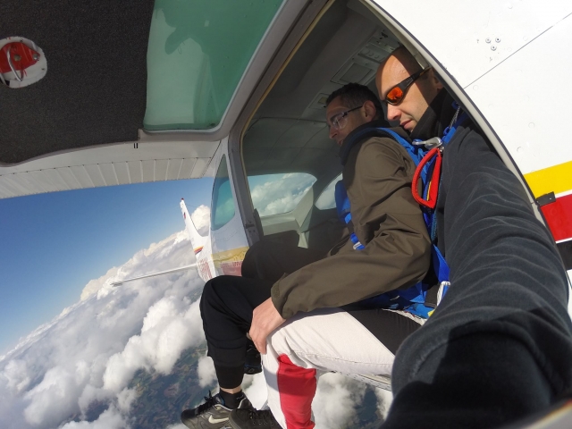  Momento del salto en paracaídas 