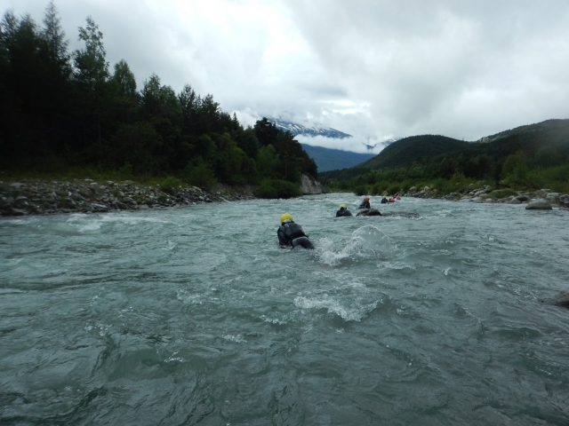  Nadar en aguas brava en los rápidos de Saboya 