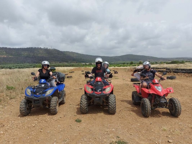  Paseo en cuatrimoto con amigos 