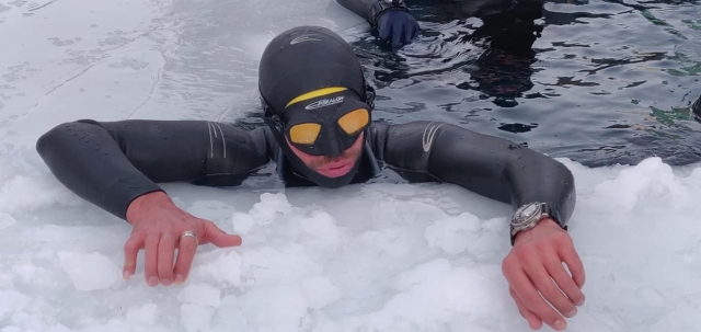  Momento de concentración antes de una inmersión bajo el hielo 