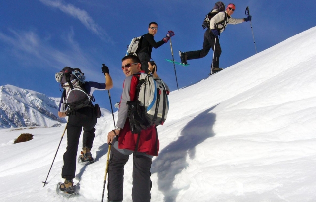  Camicrema con raquetas de nieve con amigos 