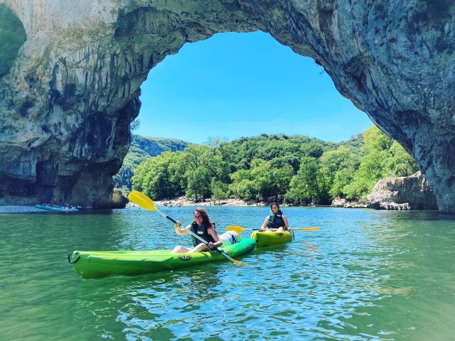  Descubrimiento de las gargantas del Ardèche en canoa 