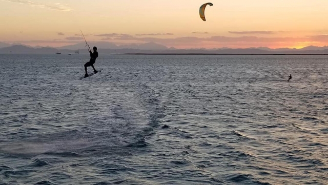  Kitesurf al atardecer 