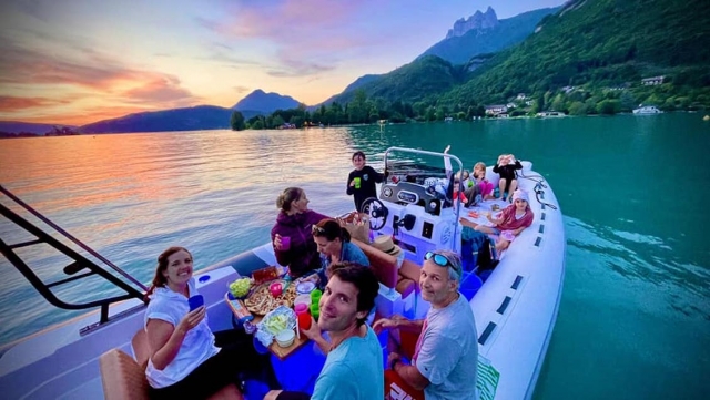  Paseo en barco por el lago de Annecy al atardecer 