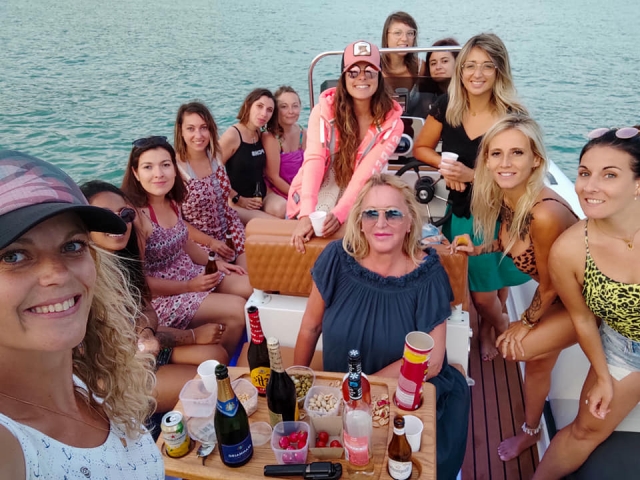  Paseo en barco para tomar un aperitivo 