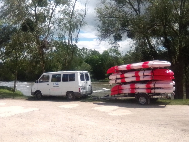  Tráiler jalando de nuestros barcos 