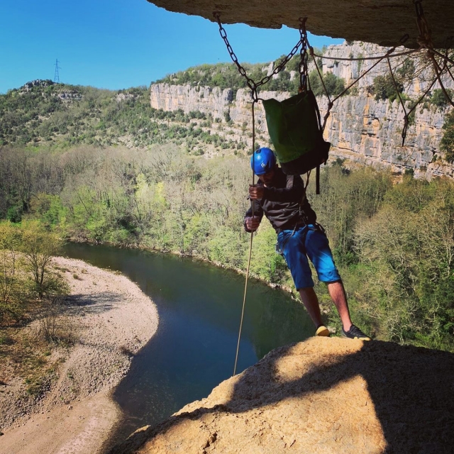  Instructor preparando el recorrido de aventura 