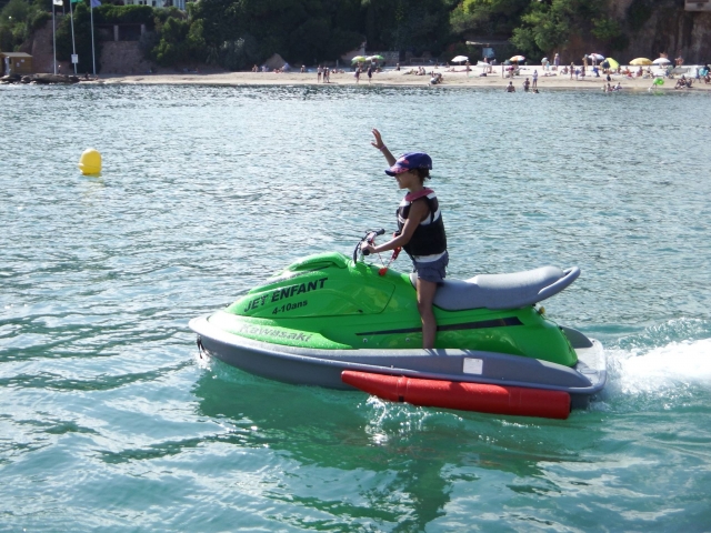 Niño de forma independienle en su jet ski eléctrica 