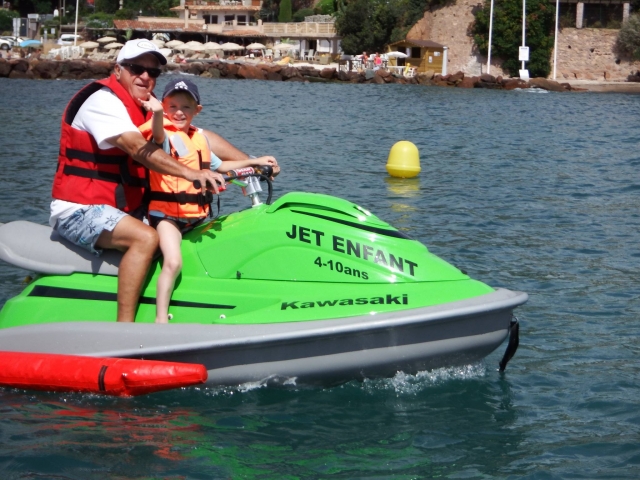  Entrenamiento para niños en jet ski eléctrica 
