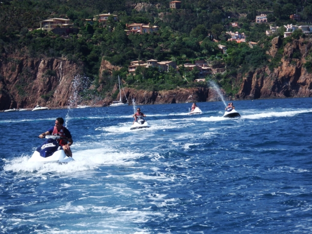  Viaje en jet ski en mar abierto con amigos 