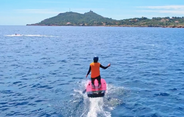  Surfista volando sobre el agua 