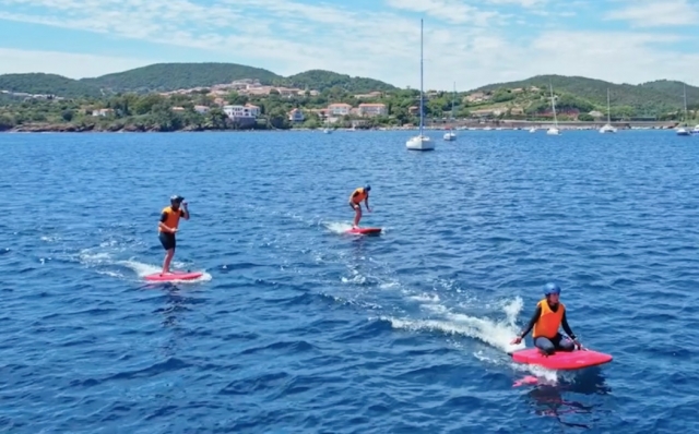  3 surfistas a bordo de su tabla de surf eléctrica 
