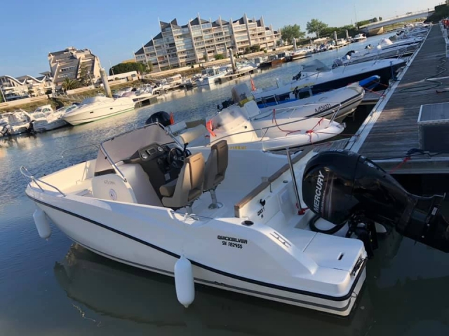  Barco estacionado esperando para zarpar 