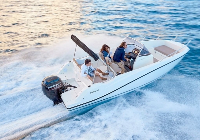  Pareja explorando La Baule 