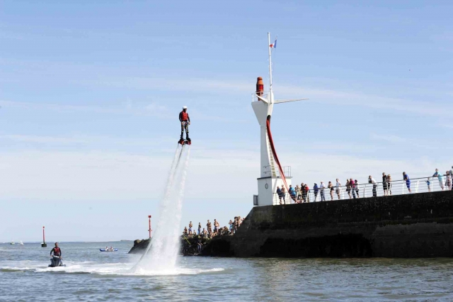  Vuelo en un flyboard frenle a los espectadores 