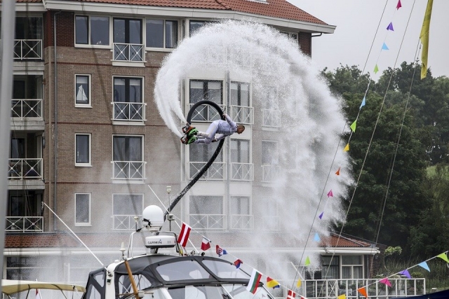  Salto mortal en un flyboard 
