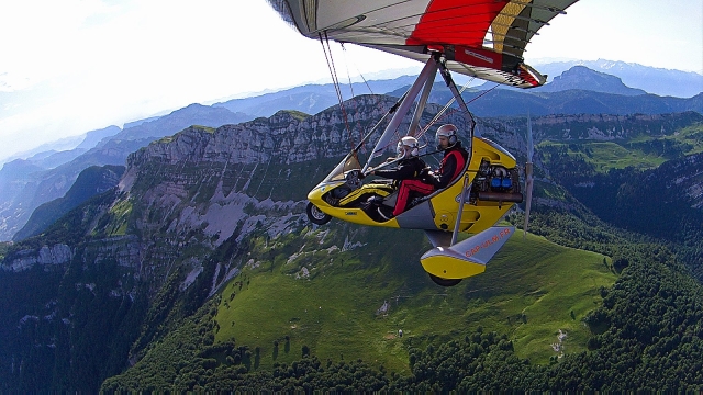  Vuelo sobre los valles en un ULM 