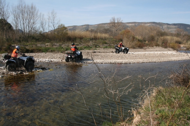  Paso por el río en cuatrimoto 