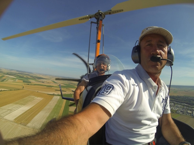 Piloto y pasajero en el asiento del pasajero