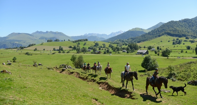 Pbaños a caballo en la meseta de Bénou 