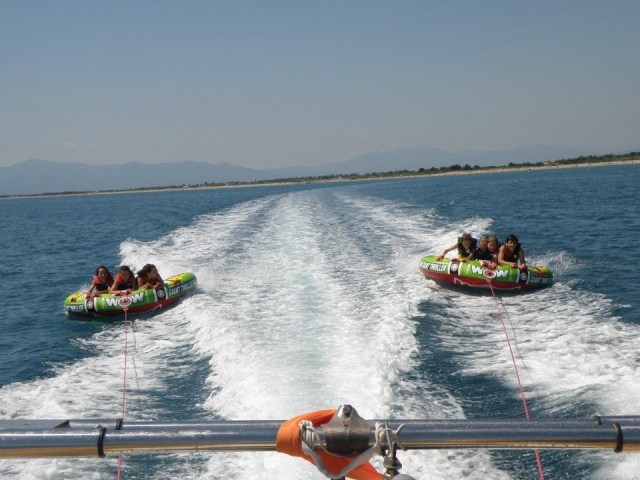 Dúo de boyas remolcadas 