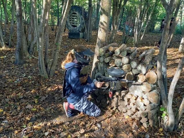  Jugador de gotcha en el bosque 