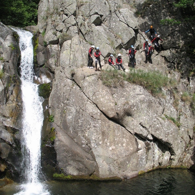  La vía ferramarra entre las rocas 