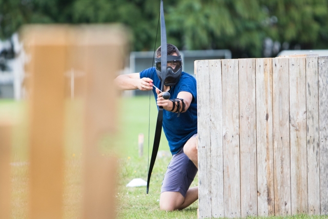  Jugador de Archery Tag detrás de su escondile 