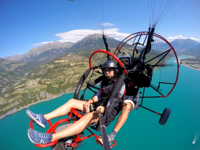  Vuelo en paramotor sobre el lago Serre Ponçon 