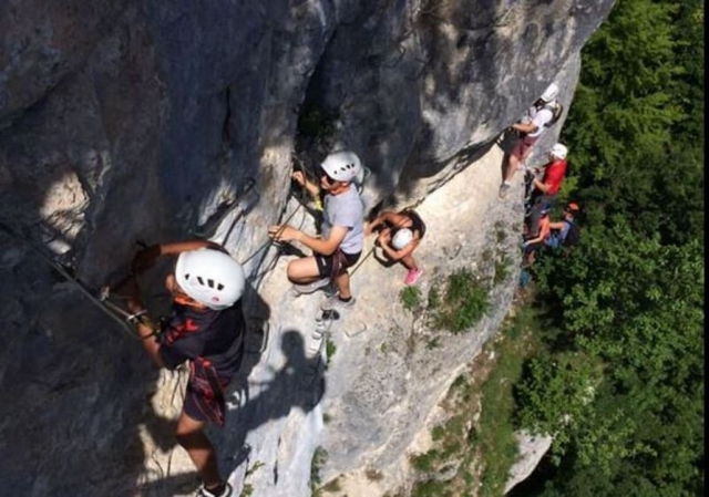  Uso de aparatos en la pared de roca 