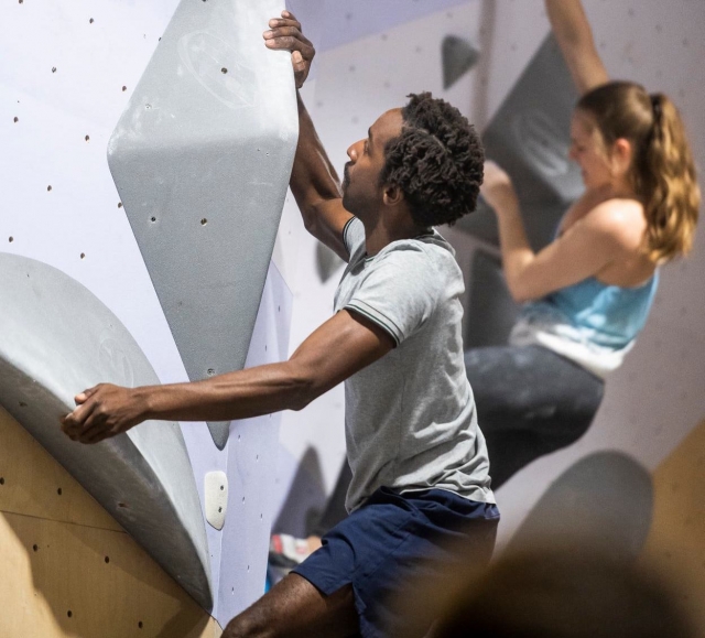  Escaladores en acción 