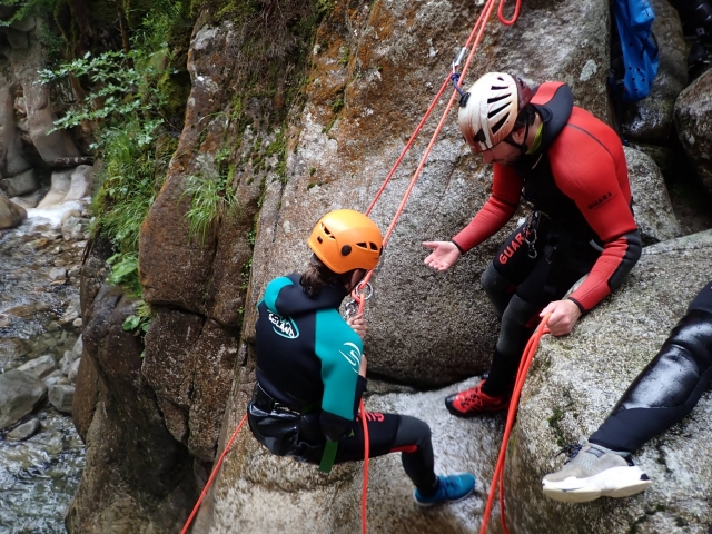 Acompañamiento de instructor de barranquismo