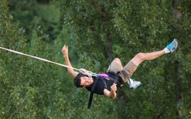  Salto con péndulo a 25 m de altura 