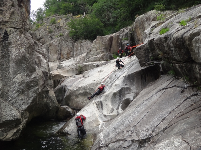  Disfrule de los toboganes naturales del Canzón de Chassezac 