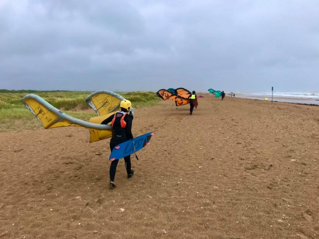  Manejando el ala en la arena 