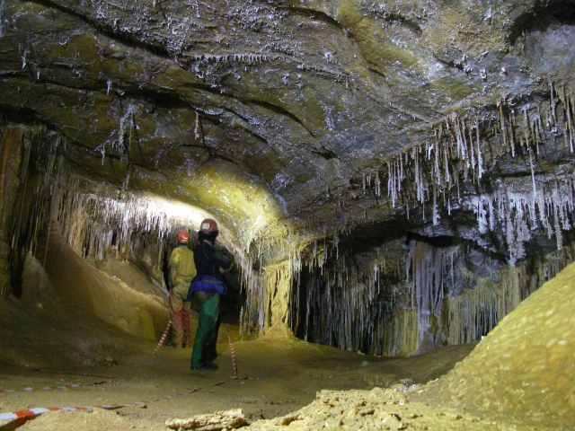  Descubrimiento de las estalactitas de una gruta 
