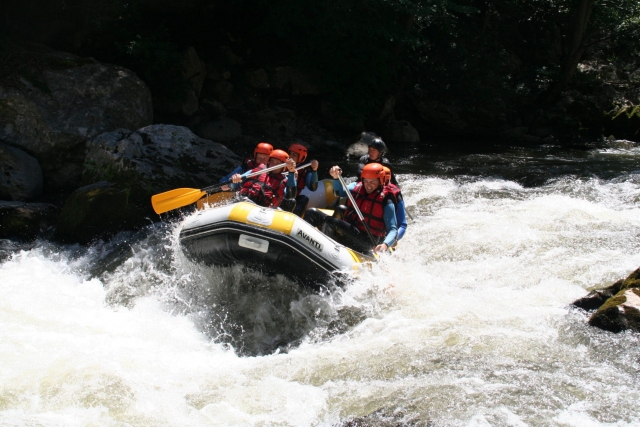  Rafting en los rápidos 