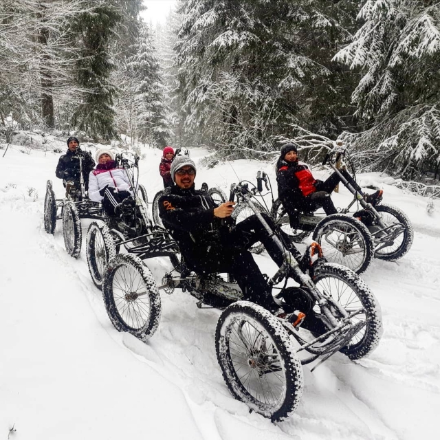  Cuatrimoto en ángulo de nieve 