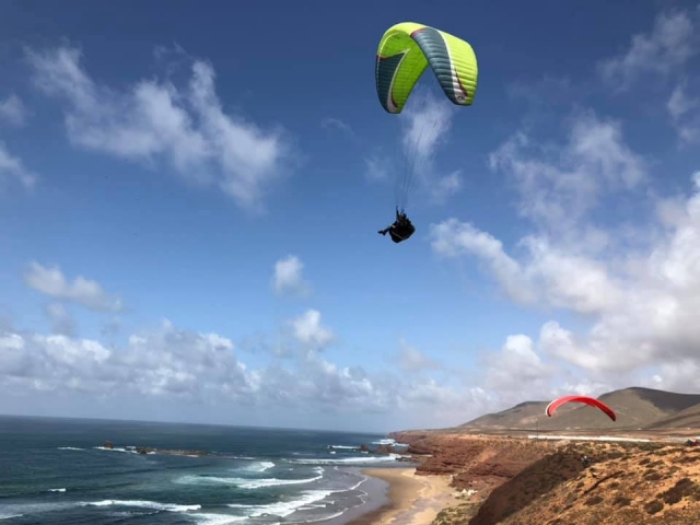Vuelo en parapenle sobre el agua 